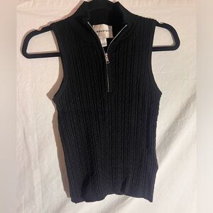 3/13 Sale‼️ Back quarter zipper vest